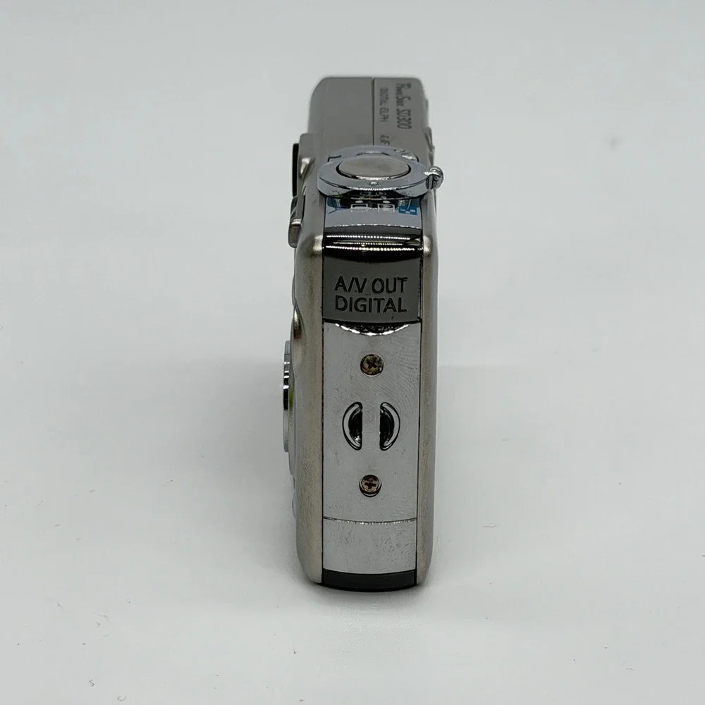 Canon PowerShot SD300 Digital ELPH 4.0MP Silver Camera Bundle SD Charger READ